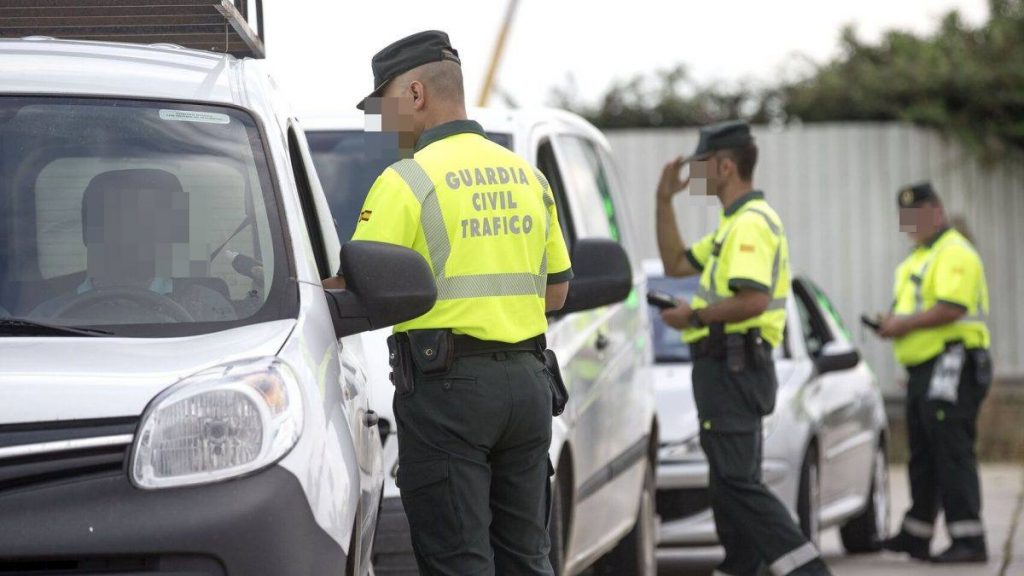 DGT are intensifying police stop checks this weekend with fines up to 1,000 euros