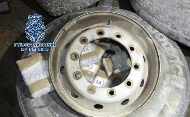 32 kilos of cocaine found in the spare wheel of a lorry from Fuerteventura