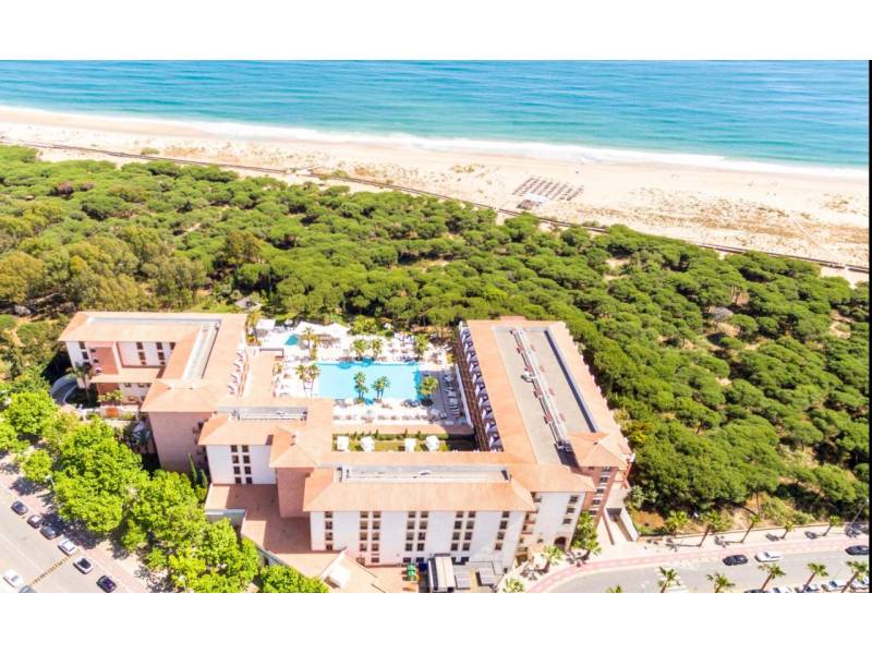 Job offer in Spain goes viral: 4,000 euros for living in a 5-star luxury hotel