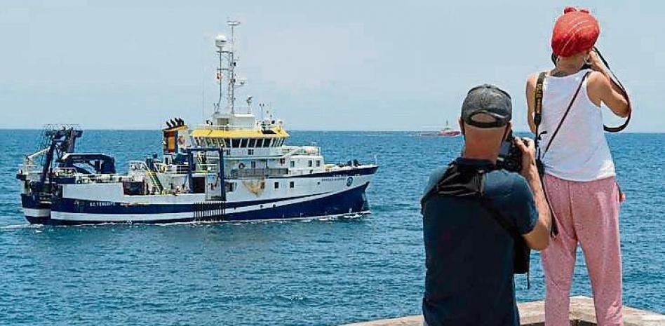 Two oxygen tanks are found in the area being searched for Tomás Gimeno and Anna 