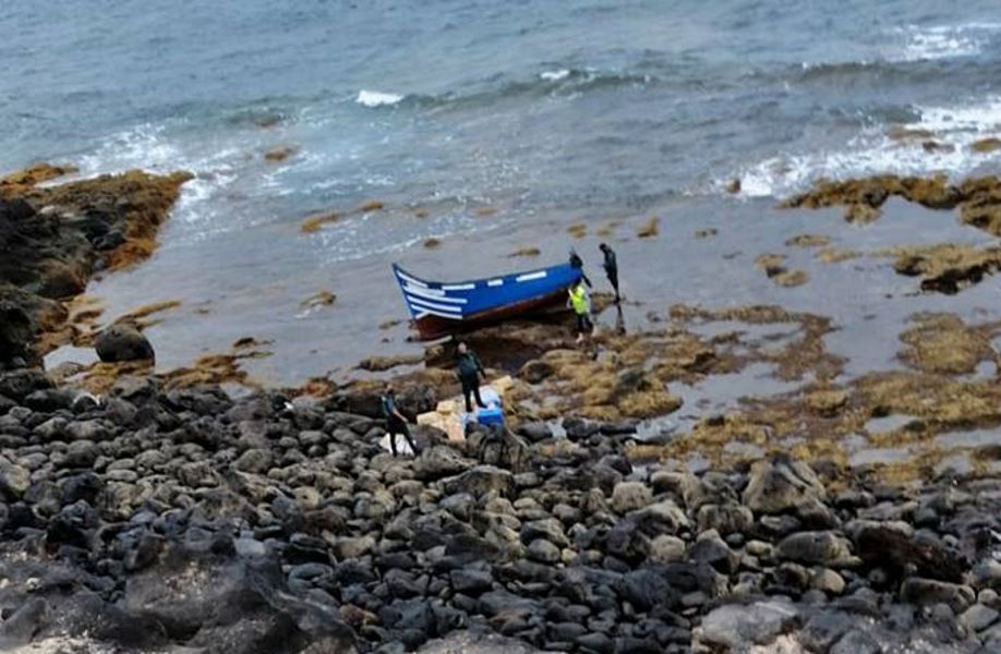A patera with 12 immigrants and 700 kilos of hashish intercepted in Lanzarote