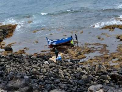 A patera with 12 immigrants and 700 kilos of hashish intercepted in Lanzarote