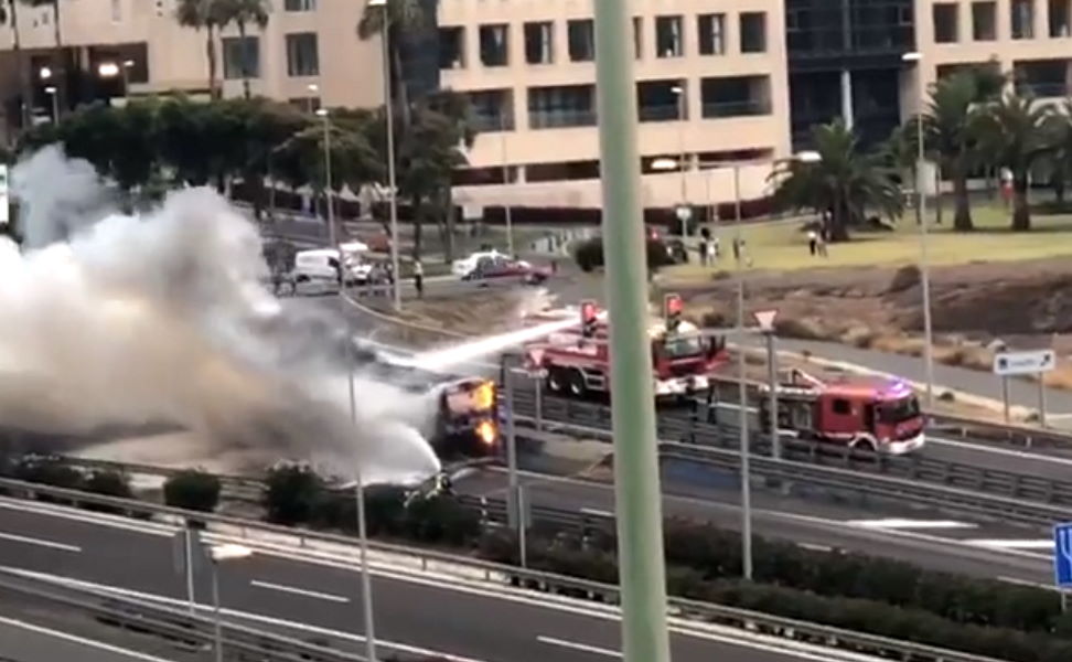 VIDEO: Intense bus fire in Gran Canaria