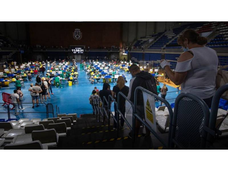 Tenerife responds to mass vaccination as thousands flock to the Santiago Martin