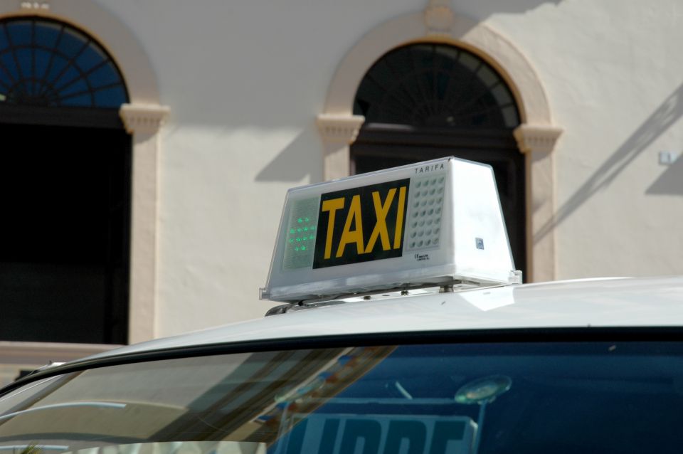 Adeje town hall announces council aid for taxi drivers