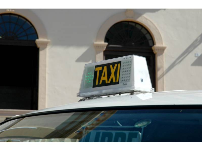 Adeje town hall announces council aid for taxi drivers