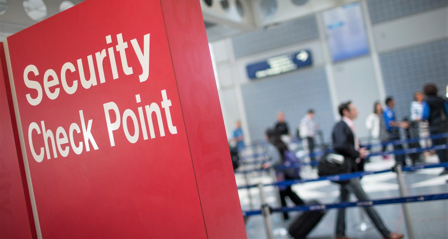 Woman intercepted at airport after flying to the Canaries knowing that she has Covid