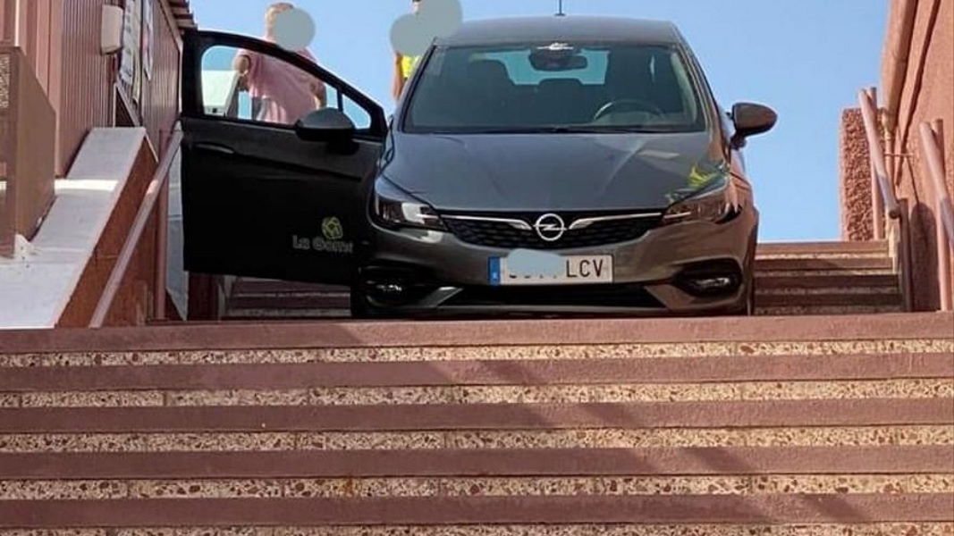 Confused driver tries to access shopping centre in Gran Canaria by the stairs