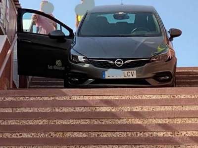 Confused driver tries to access shopping centre in Gran Canaria by the stairs