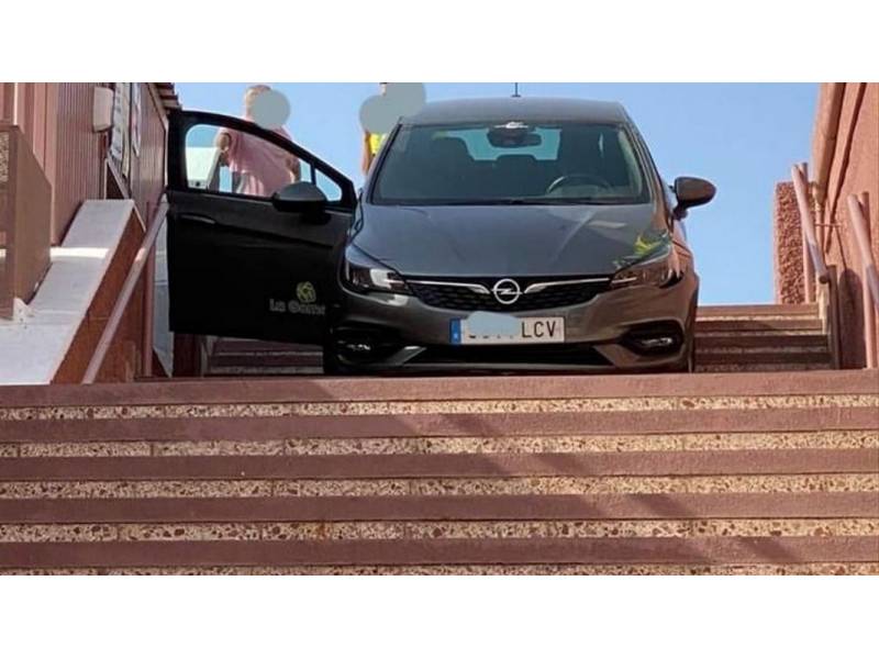 Confused driver tries to access shopping centre in Gran Canaria by the stairs
