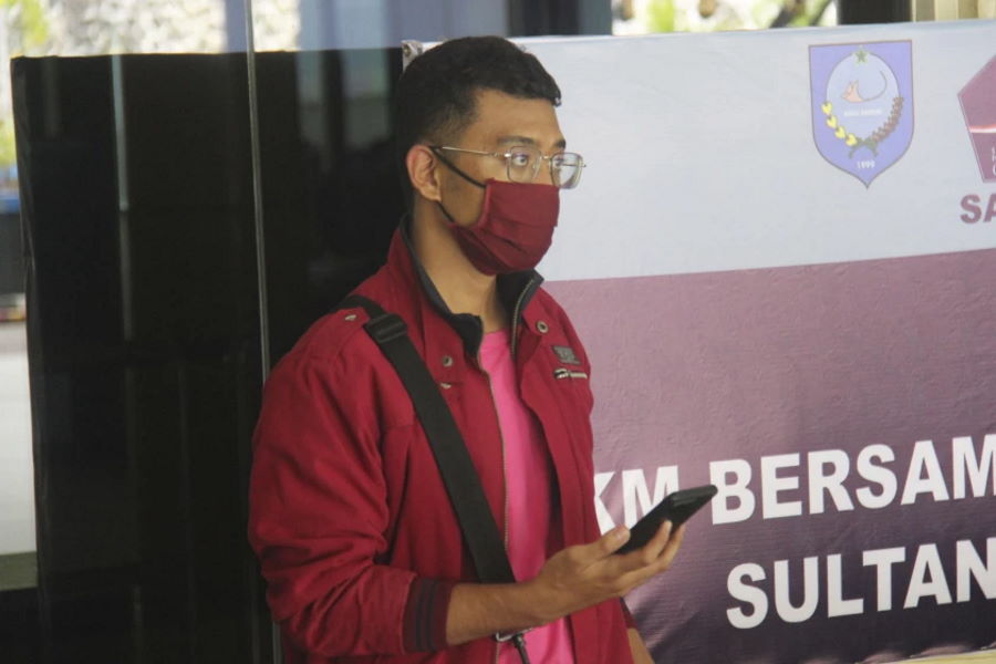 Covid positive man manages to board flight disguised as his wife