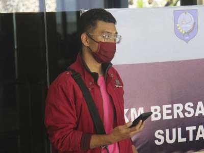 Covid positive man manages to board flight disguised as his wife