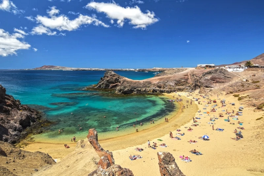 The wind gives way to a hot and sunny weekend 