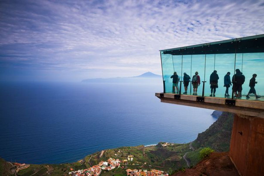 Light rain this morning and clear this afternoon in the Canary Islands