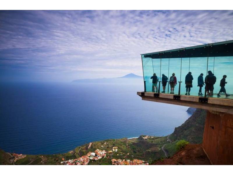 Light rain this morning and clear this afternoon in the Canary Islands