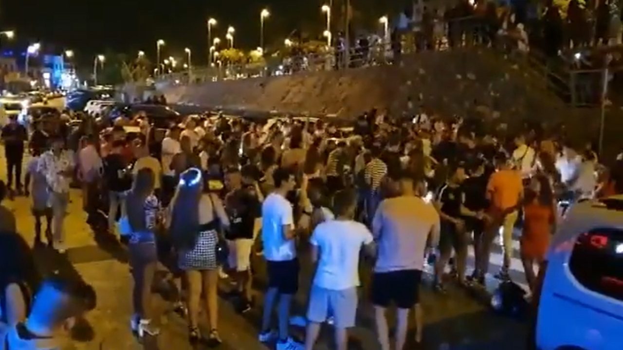 Arona Council asks for clarification about of closing hours at night time