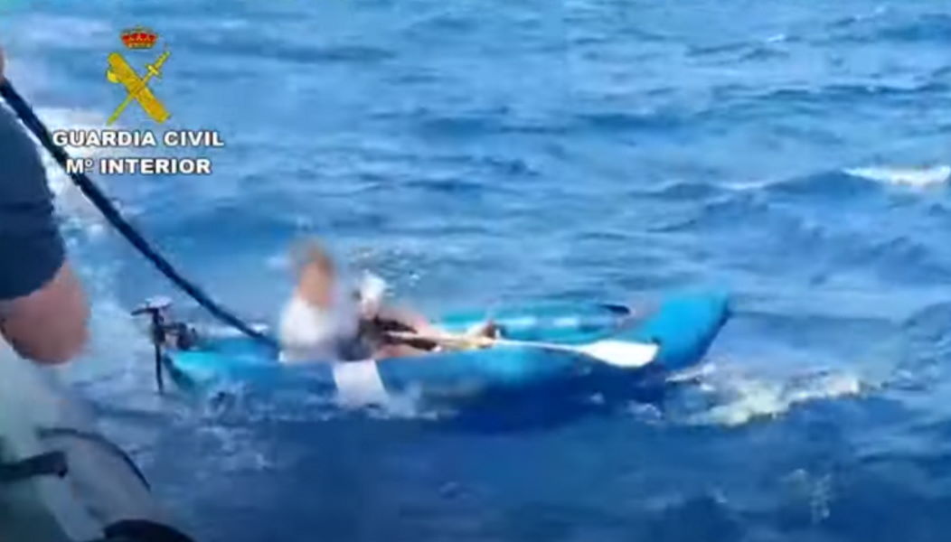 VIDEO: Emergency rescue of a tourist stranded at sea in a kayak 
