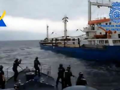 VIDEO: Customs storm a sinking ship with 20 tons of hashish onboard in Canary waters