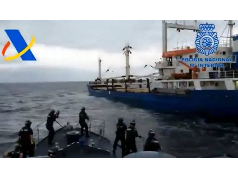 VIDEO: Customs storm a sinking ship with 20 tons of hashish onboard in Canary waters VIDEO: Customs storm a sinking ship with 20 tons of hashish onboard in Canary waters