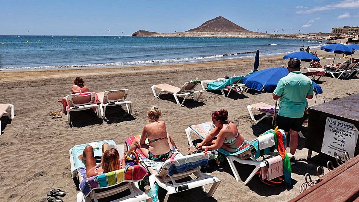El Médano beach is reopened to the public 