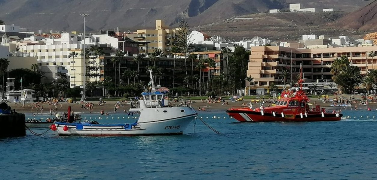 A cayuco arrives in Los Cristianos with 57 occupants onboard including a baby