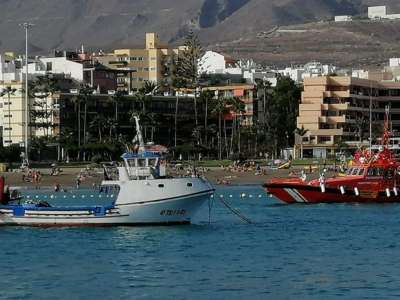 A cayuco arrives in Los Cristianos with 57 occupants onboard including a baby
