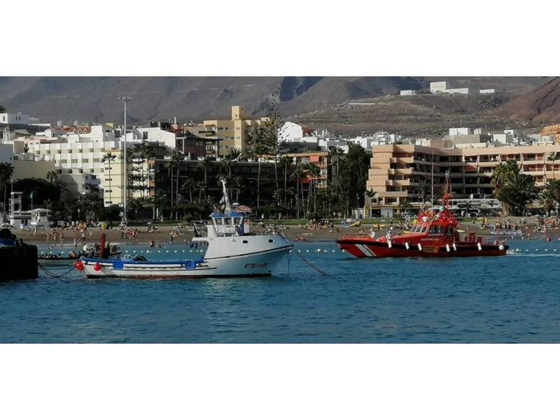 A cayuco arrives in Los Cristianos with 57 occupants onboard including a baby