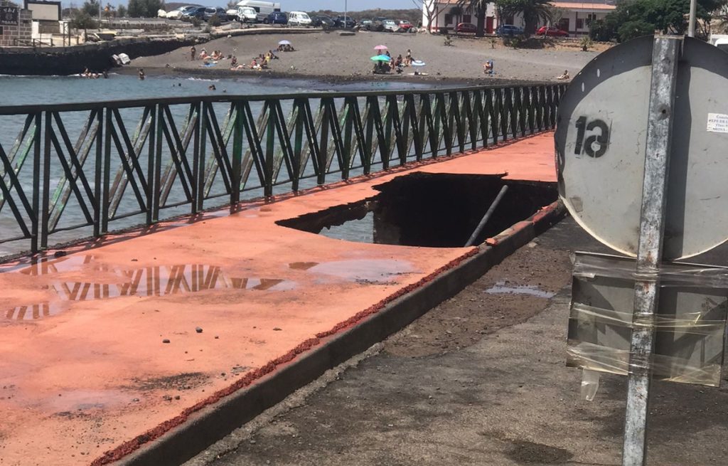High tide causes damage to the Las Galletas coastal promenade