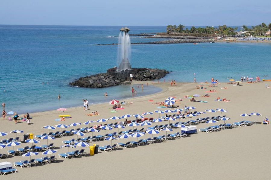 A sunny day with light cloud forecast in the south of the islands today