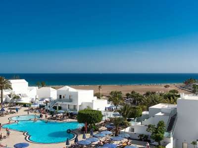 The number of overnight stays in hotels increases by 176% in the Canary Islands
