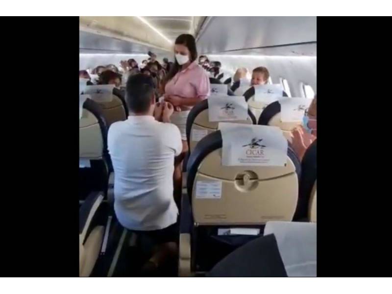 Passenger proposes over the tannoy system on flight from Gran Canaria to Fuerteventura