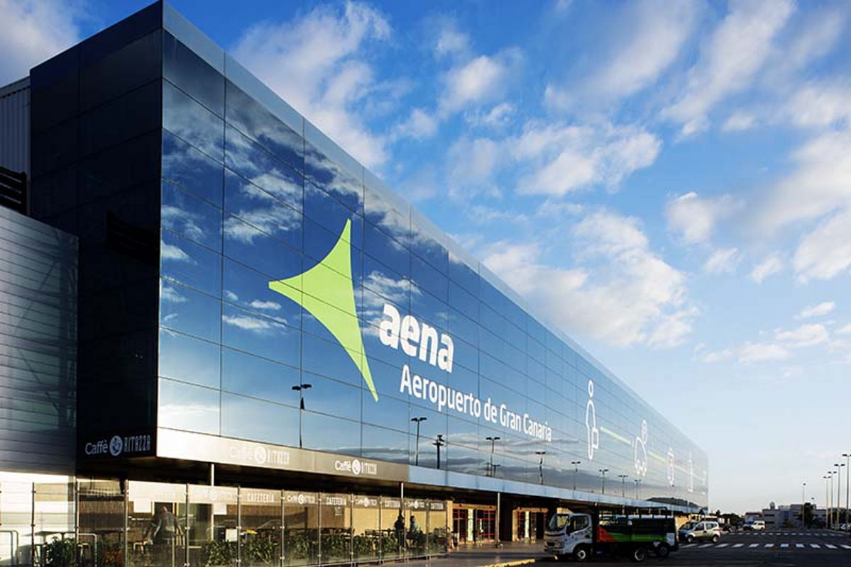 Airport strike leaves passengers without luggage, causing delays and flight cancellations