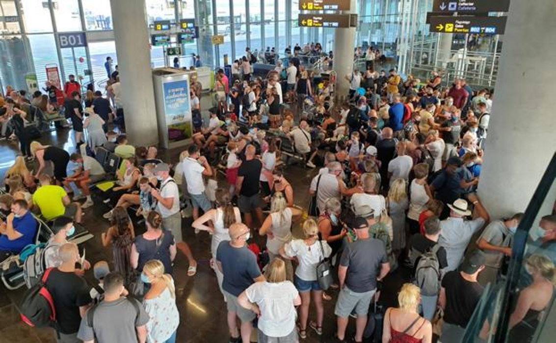 Chaos reigns for 10,000 passengers at Gran Canaria airport without luggage