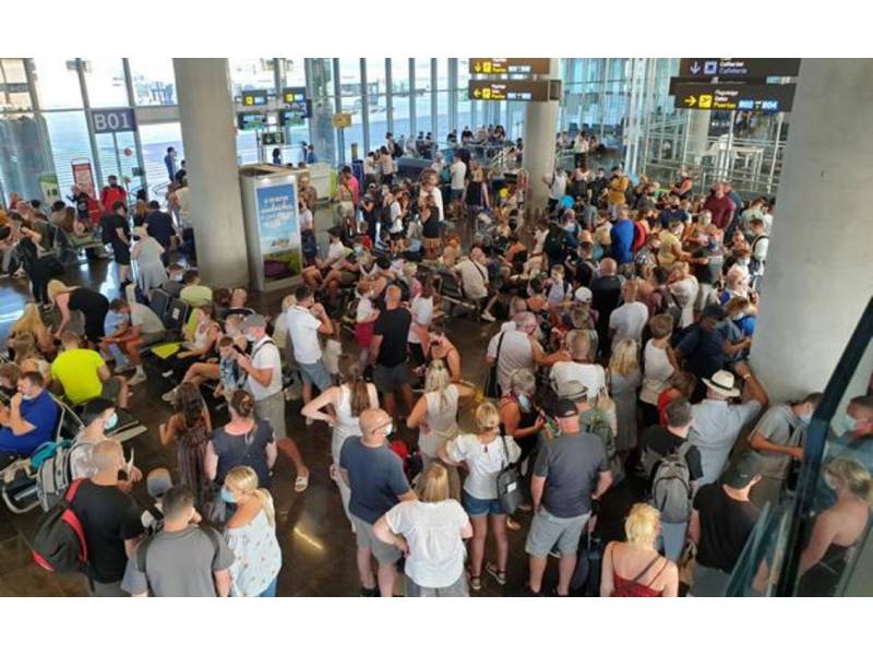 Chaos reigns for 10,000 passengers at Gran Canaria airport without luggage