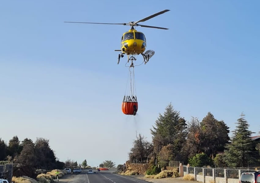 Firefighters contain the blaze on Mount Teide before it causes too much damage