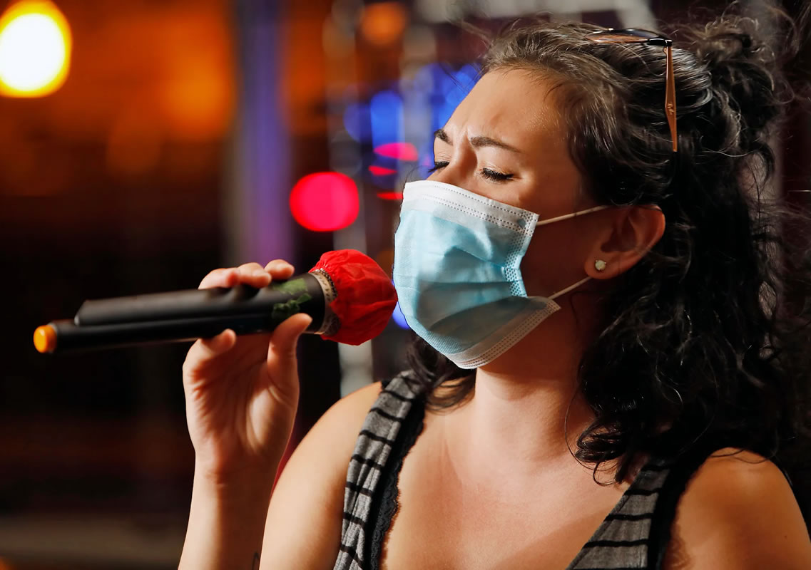 New decree-law: Karaoke is back! But you must sing with a mask on