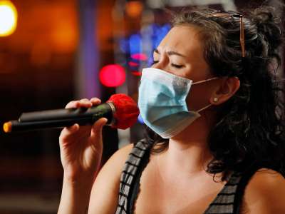 New decree-law: Karaoke is back! But you must sing with a mask on