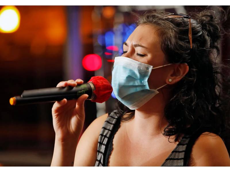 New decree-law: Karaoke is back! But you must sing with a mask on