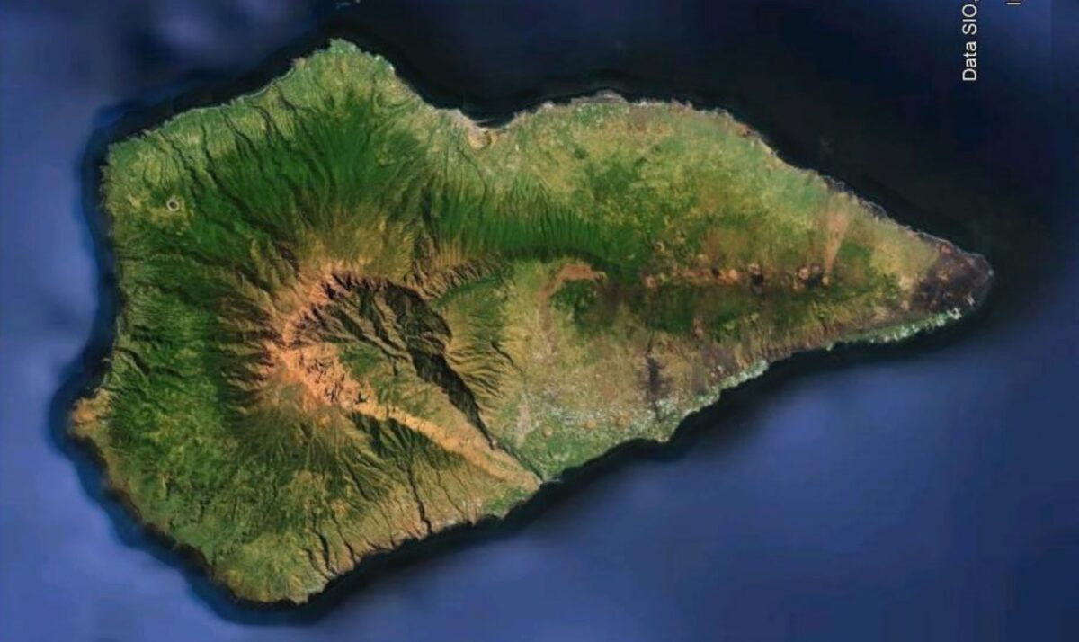 The first people are evacuated in La Palma as a precaution against the risk of eruption