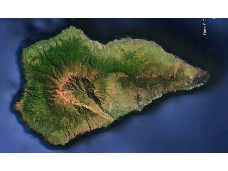 The first people are evacuated in La Palma as a precaution against the risk of eruption