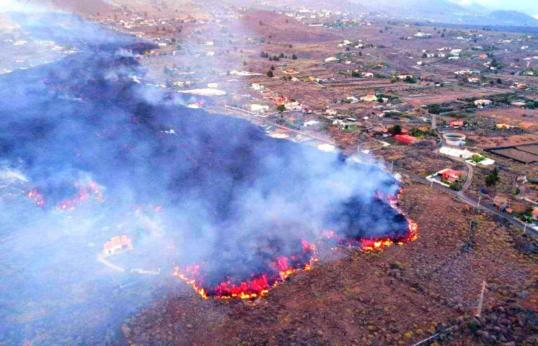 LA PALMA UPDATE: Lava expected to reach the sea tonight causing ‘acid rain’