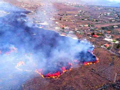 LA PALMA UPDATE: Lava expected to reach the sea tonight causing ‘acid rain’