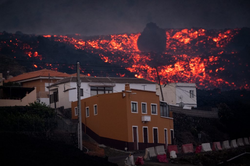 24 hours since the volcano in La Palma erupted in pictures