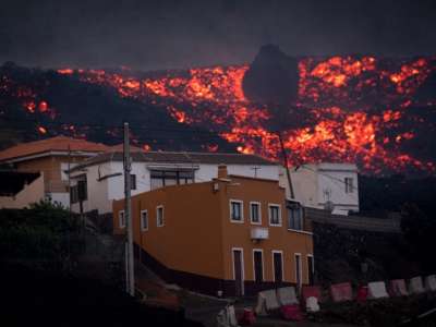 24 hours since the volcano in La Palma erupted in pictures