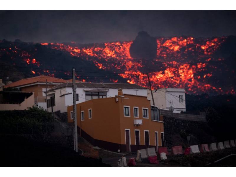 24 hours since the volcano in La Palma erupted in pictures