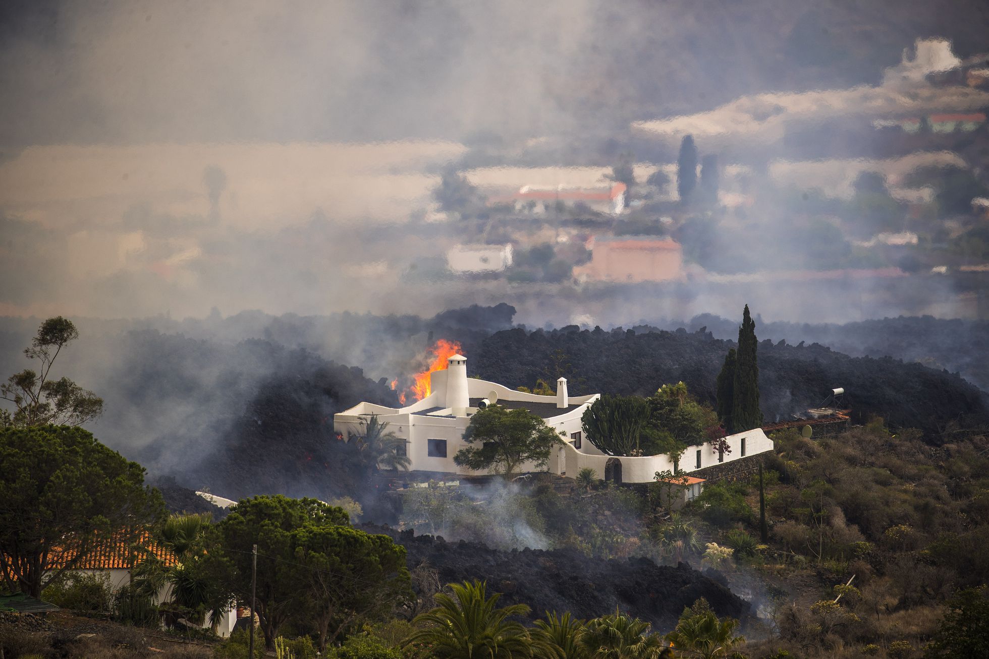 LA PALMA UPDATE: more earthquakes over night, eruption continues, 166 buildings now gone