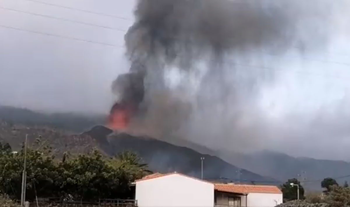 VIDEO: New eruption at the main vent of the La Palma volcano tonight