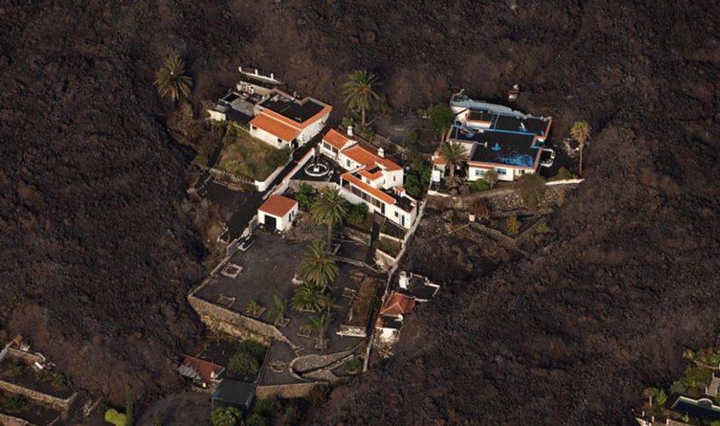 Amazing photos of the houses that escaped the lava flows