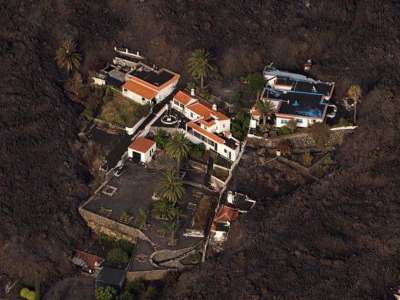 Amazing photos of the houses that escaped the lava flows