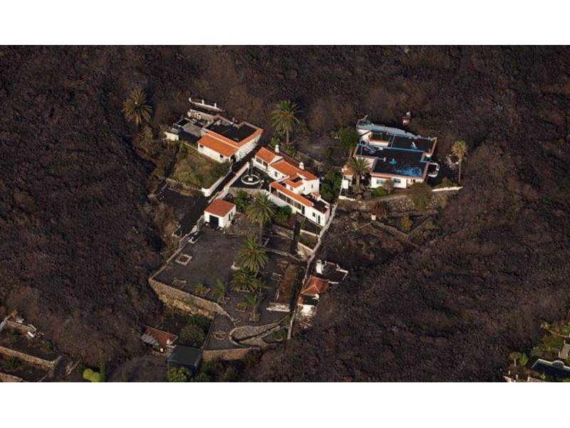 Amazing photos of the houses that escaped the lava flows